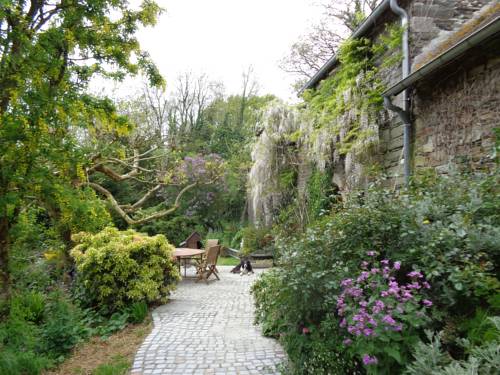 Glomel France Booking Discount booking.com