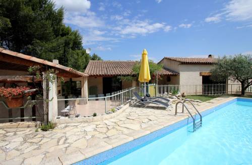 Cadenet France Booking Discount booking.com